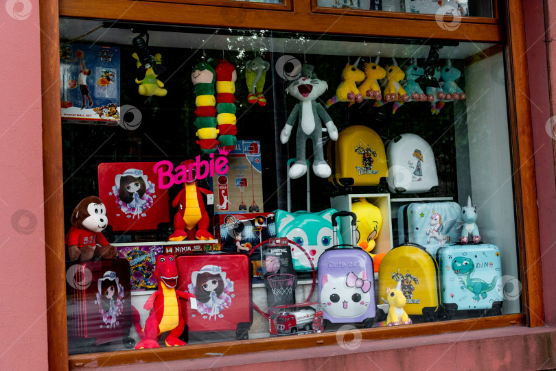 Скачать Цетинье, Черногория, 3 августа 2025 года, витрина магазина аксессуаров, чемоданов и игрушек фотосток Ozero