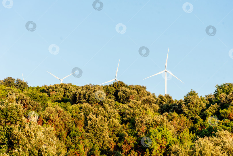 Скачать Ветряные турбогенераторы вырабатывают электроэнергию для ландшафта, зеленую энергию будущего фотосток Ozero