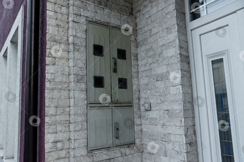 Скачать Металлический подсобный ящик для учета электроэнергии устанавливается в стене снаружи жилого здания фотосток Ozero