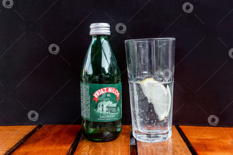 Скачать Бар, Черногория, 3 августа 2025 года, Минеральная вода сербского бренда Knjaz Milos фотосток Ozero