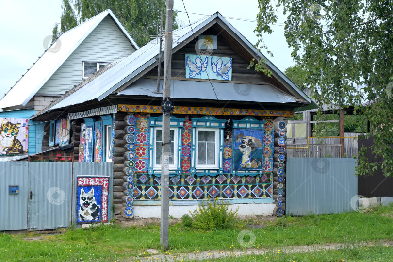 Скачать Дом в старорусском стиле из бревен, украшенный мозаикой. фотосток Ozero