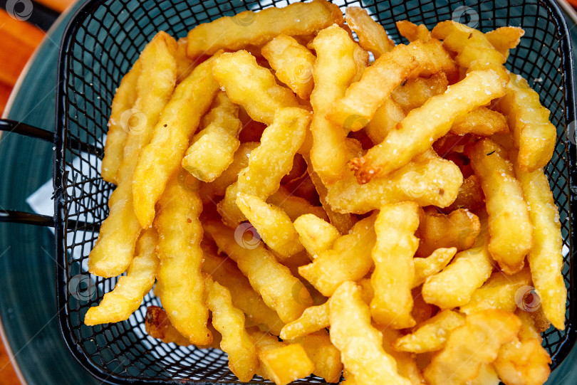 Скачать Золотистый гофрированный Картофель Фри На тарелке, Американский Фаст-Фуд В Ресторане фотосток Ozero