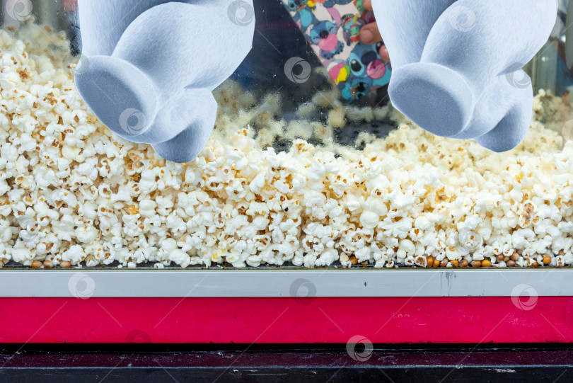 Скачать Попкорн соленый фастфуд в стеклянной машине на открытом воздухе, попкорн в духовке, фастфуд с маслом фотосток Ozero
