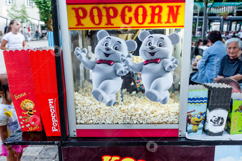 Скачать Цетинье, Черногория, 3 августа 2025 года, Фаст-фуд с попкорном и солью в уличной стеклянной печи фотосток Ozero