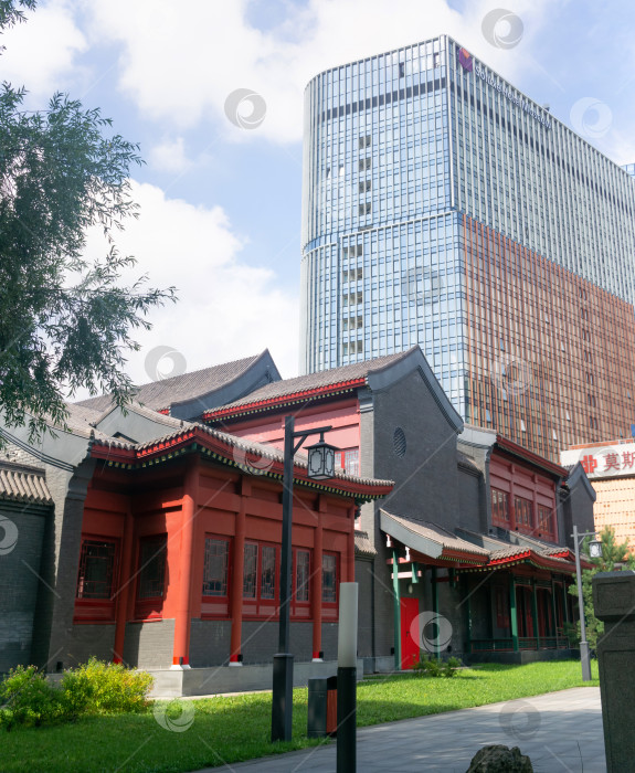 Скачать традиционная китайская архитектура на фоне бизнес-центра Park Huaming фотосток Ozero