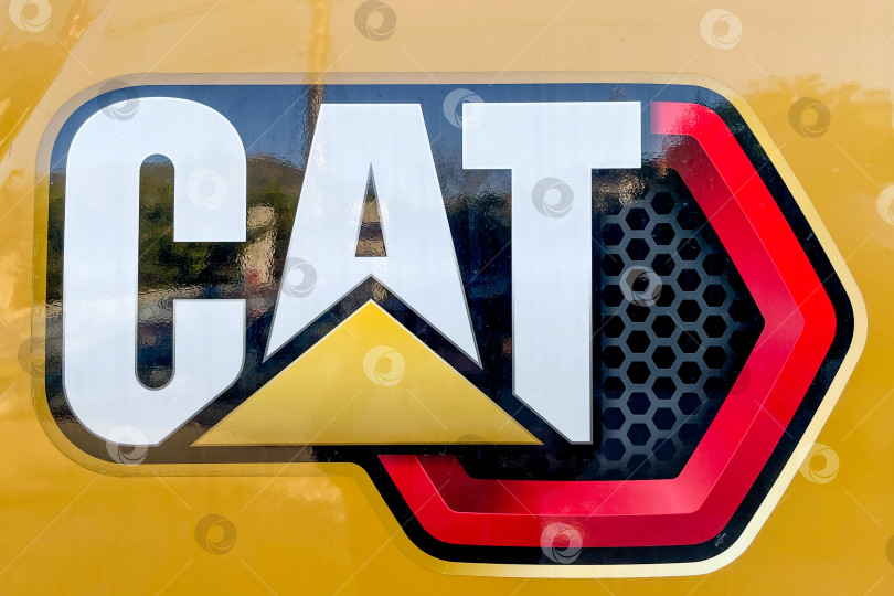 Скачать Бар, Черногория, 5 сентября 2025 года, логотип бренда строительных машин Cat фотосток Ozero