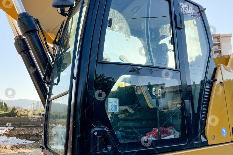 Скачать Бар, Черногория, 5 сентября 2025 года, Кабина экскаватора на строительной площадке фотосток Ozero