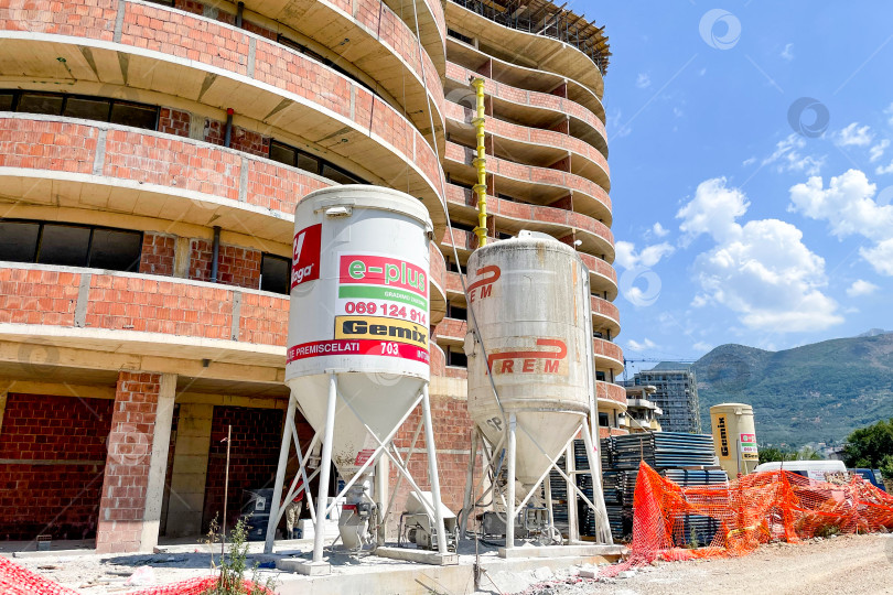 Скачать Бар, Черногория, 2 августа 2025 года, Строительная площадка многоэтажного здания фотосток Ozero