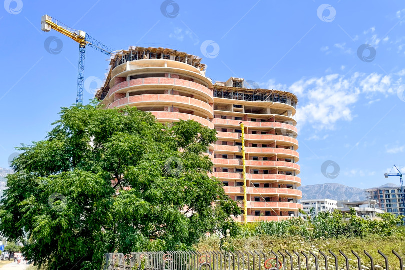 Скачать Строительная площадка многоэтажного каркасного жилого дома из бетона и кирпича фотосток Ozero