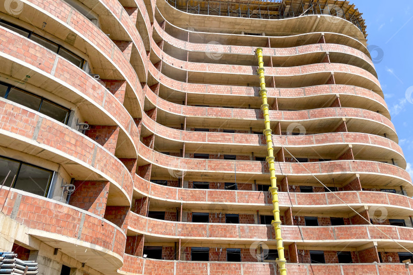 Скачать Строительная площадка многоэтажного каркасного жилого дома из бетона и кирпича фотосток Ozero