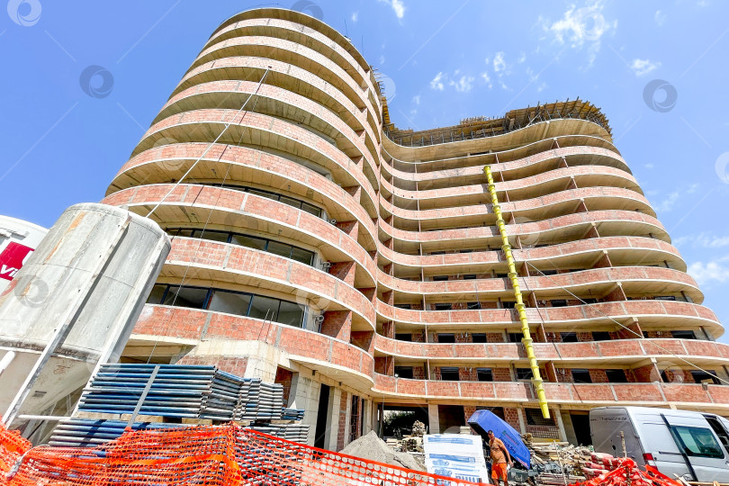 Скачать Бар, Черногория, 2 августа 2025 года, Строительная площадка многоэтажного здания фотосток Ozero