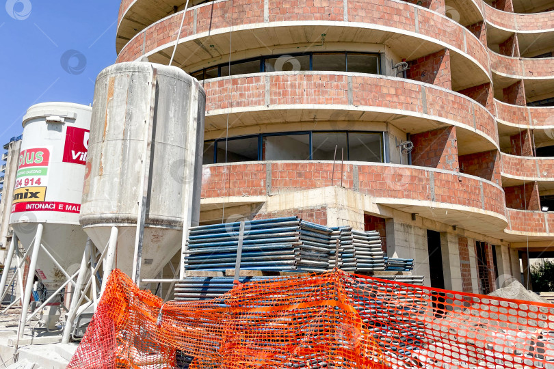 Скачать Бар, Черногория, 2 августа 2025 года, Строительная площадка многоэтажного здания фотосток Ozero