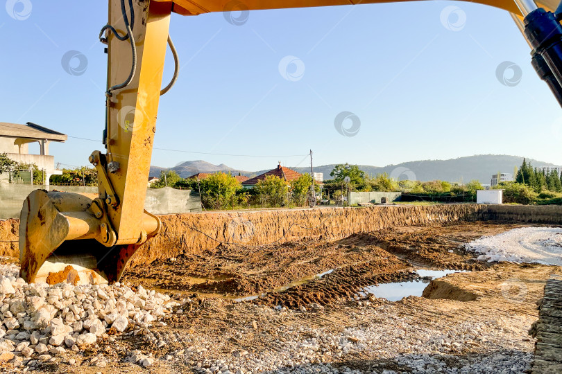 Скачать Строительная площадка строительной машины, Фундамент здания для выемки грунта экскаватором фотосток Ozero