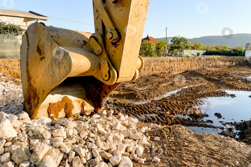 Скачать Строительная площадка строительной машины, Фундамент здания для выемки грунта экскаватором фотосток Ozero