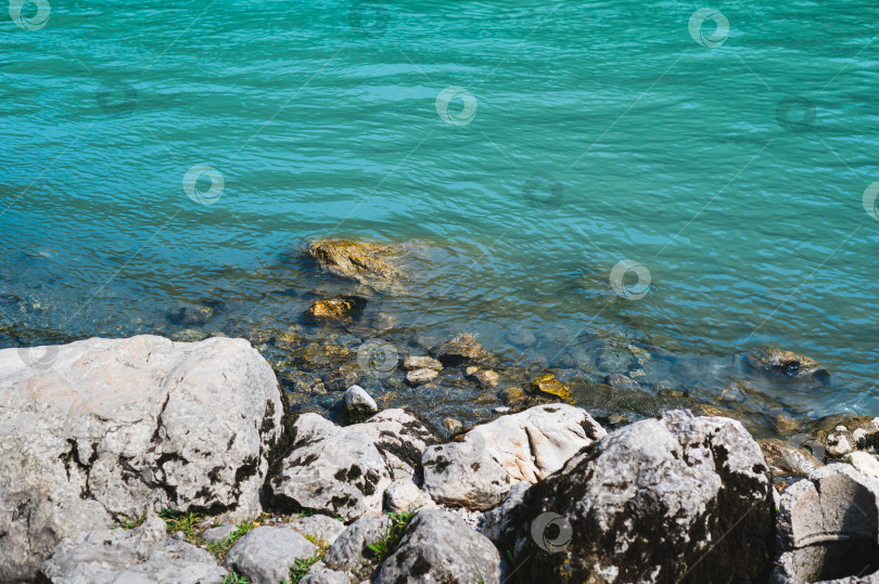 Скачать Каменистый берег реки с голубой водой в летний день фотосток Ozero