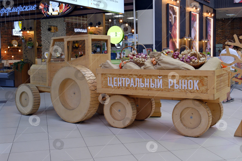 Скачать Модель деревянного трактора с тележкой, полной урожая воронежской земли на центральном рынке Воронежа фотосток Ozero