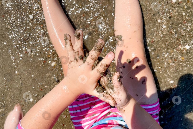 Скачать Детские ножки на песчаном пляже, вид сверху на ножки девочки в морской волне, детство фотосток Ozero