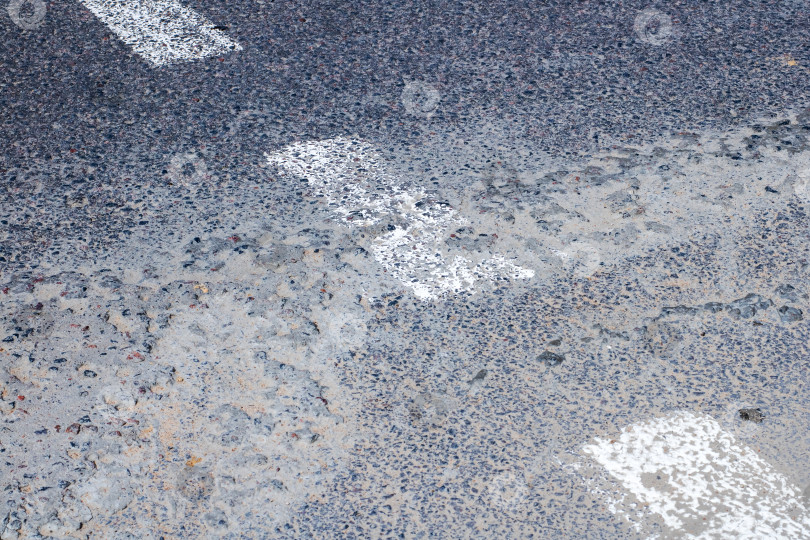 Скачать Абстрактное изображение текстуры дороги с разметкой в виде белых линий фотосток Ozero