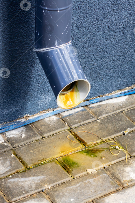 Скачать Протекающая водосточная труба приводит к появлению неприглядных пятен на асфальте фотосток Ozero