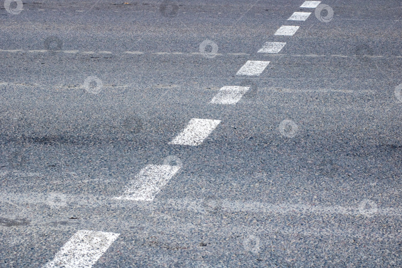 Скачать На этом снимке крупным планом показана дорога с видимыми белыми линиями фотосток Ozero