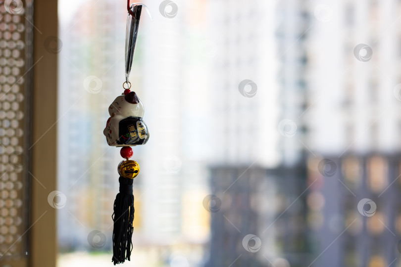 Скачать Декоративный шарм, висящий в помещении на городском фоне фотосток Ozero