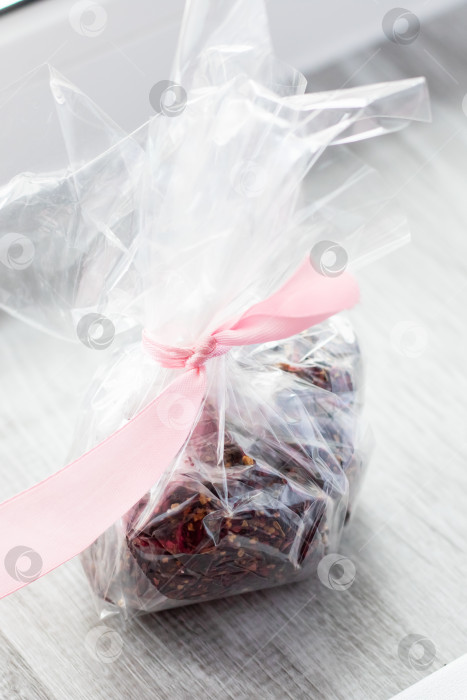 Скачать Красиво упакованные лакомства в прозрачный подарочный пакет фотосток Ozero