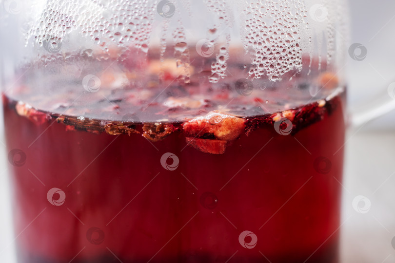 Скачать Насладитесь освежающим ягодным настоем, который подается в стильном стеклянном кувшине фотосток Ozero