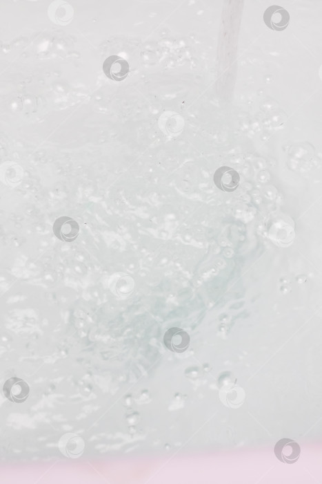 Скачать Пузырьки грациозно поднимаются в прозрачной воде легким вихревым движением фотосток Ozero