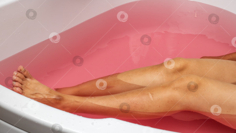 Скачать Насладитесь расслабляющей розовой ванной для максимального оздоровления в спа-салоне фотосток Ozero