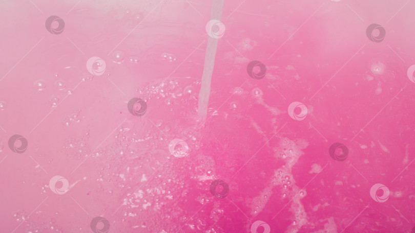 Скачать Абстрактный розовый жидкий фон с пузырьками и фигурами фотосток Ozero