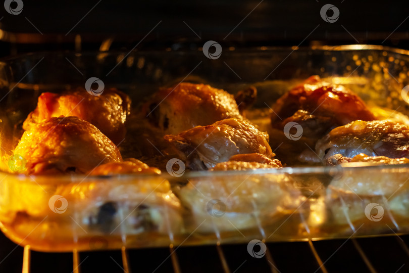 Скачать Вкусные и сочные запеченные куриные бедрышки, запеченные в духовке фотосток Ozero