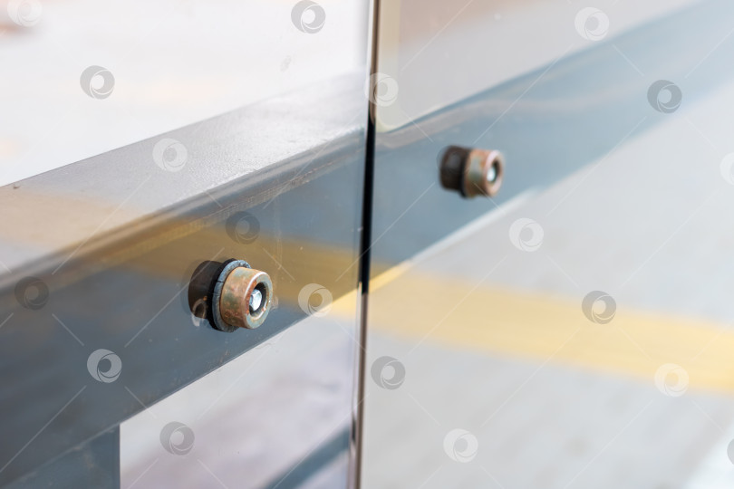 Скачать Современная стеклянная перегородка с креплениями из нержавеющей стали фотосток Ozero