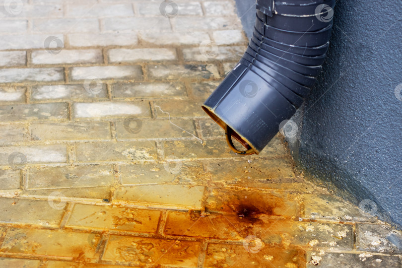 Скачать Пятна ржавчины от водосточной трубы на поверхности и текстуре асфальтоукладчика фотосток Ozero