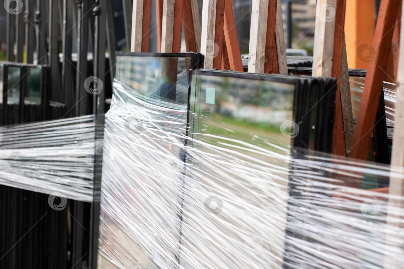 Скачать Уложенные друг на друга стеклянные панели надежно упакованы для транспортировки фотосток Ozero