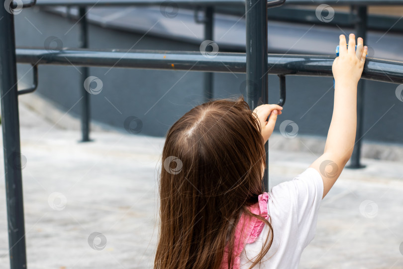 Скачать Ребенок, увлеченный игрой и исследованиями на свежем воздухе фотосток Ozero