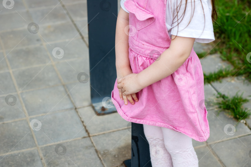 Скачать Очаровательный ребенок в розовом платьице Стоит на природе фотосток Ozero