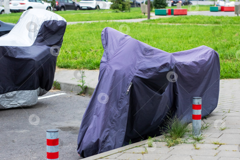 Скачать Парковка с крытыми Транспортными средствами - Городской Пейзаж фотосток Ozero