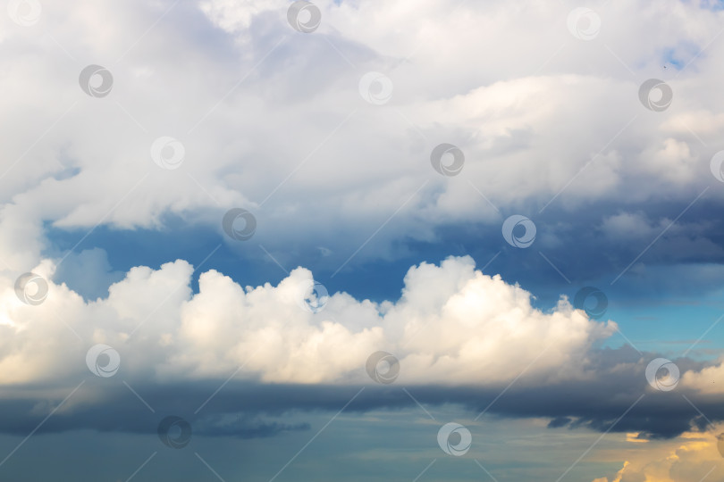Скачать Красивые и Величественные Облака, Образующиеся на фоне Ярко-голубого Неба фотосток Ozero