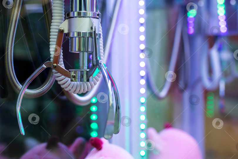 Скачать Когтеточка с красочными светодиодными лампочками и плюшевыми игрушками фотосток Ozero