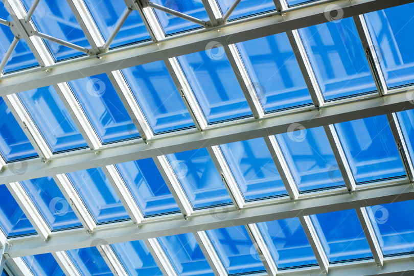 Скачать Инновационный современный дизайн стеклянного потолка с прочным стальным каркасом фотосток Ozero