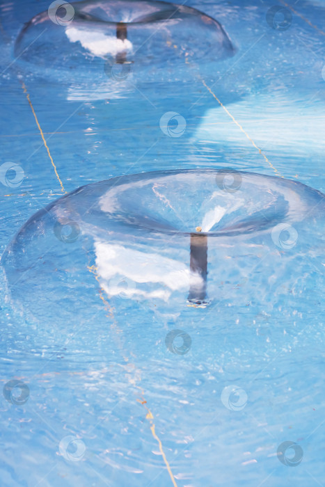 Скачать Плавающие пузырчатые структуры на спокойной голубой поверхности воды фотосток Ozero