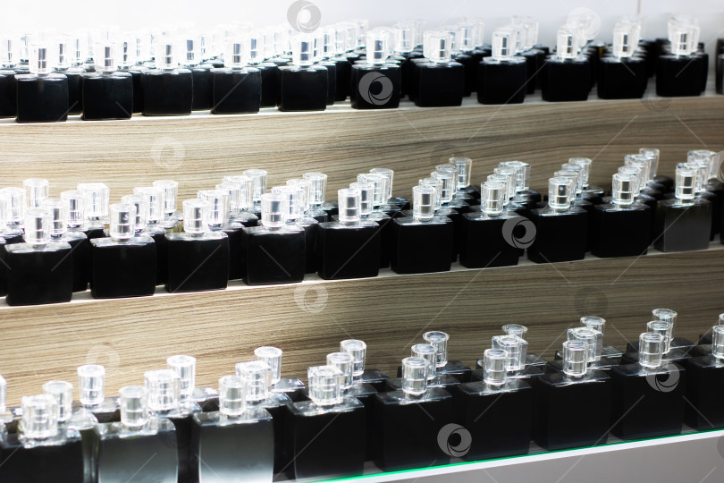 Скачать Современная витрина С лабораторными пробирками для образцов, расставленными на полках фотосток Ozero