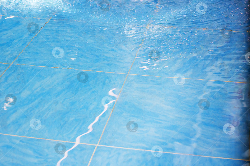 Скачать Сверкающая голубая плитка для бассейна с отражением воды фотосток Ozero