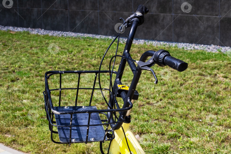 Скачать Черная корзина на желтом велосипедном руле для различных видов активного отдыха фотосток Ozero
