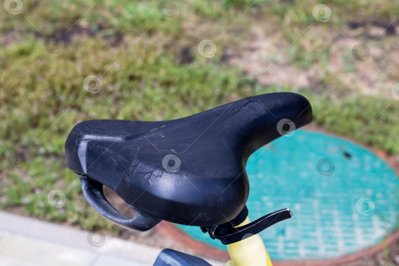 Скачать Велосипедное сиденье крупным планом, снятое в яркий солнечный день фотосток Ozero