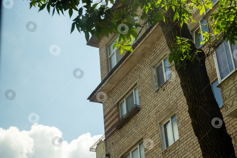 Скачать Современный Городской Многоквартирный Дом Под Ясным Голубым Небом фотосток Ozero