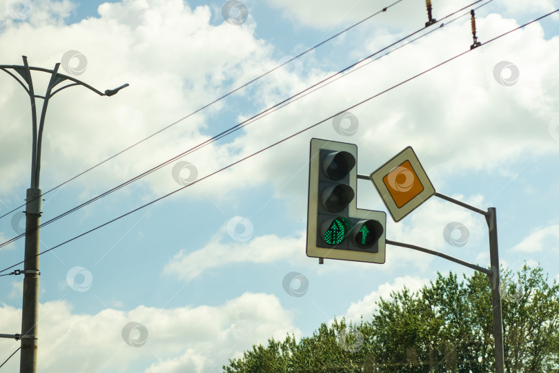 Скачать Светофор с зеленым сигналом на фоне облачного неба фотосток Ozero