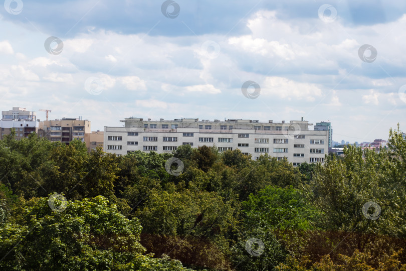 Скачать Городской пейзаж с ярко выраженной зеленью на переднем плане фотосток Ozero
