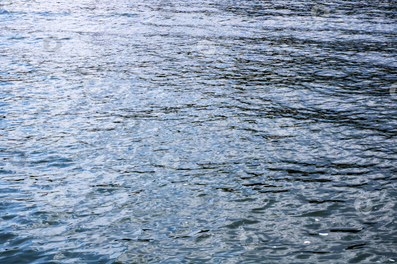 Скачать Нежная, успокаивающая рябь создает безмятежный эффект на поверхности воды фотосток Ozero