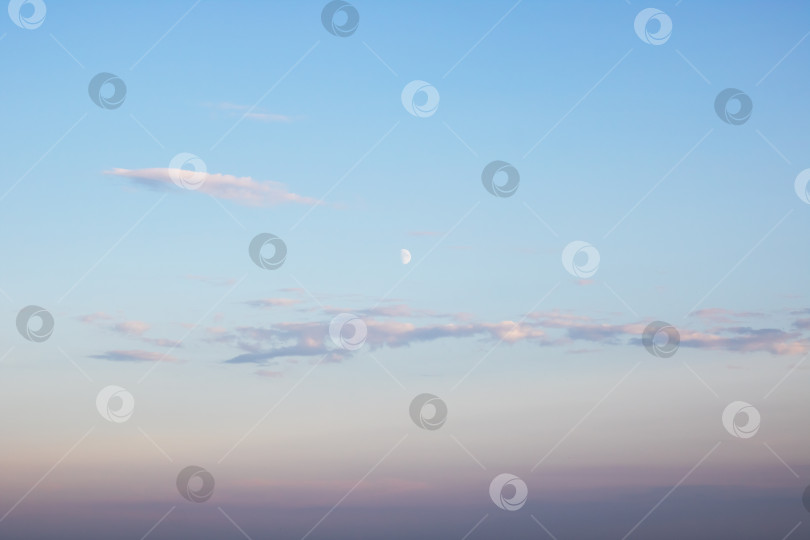 Скачать Мирное сумеречное небо с полумесяцем и мягкими облаками фотосток Ozero